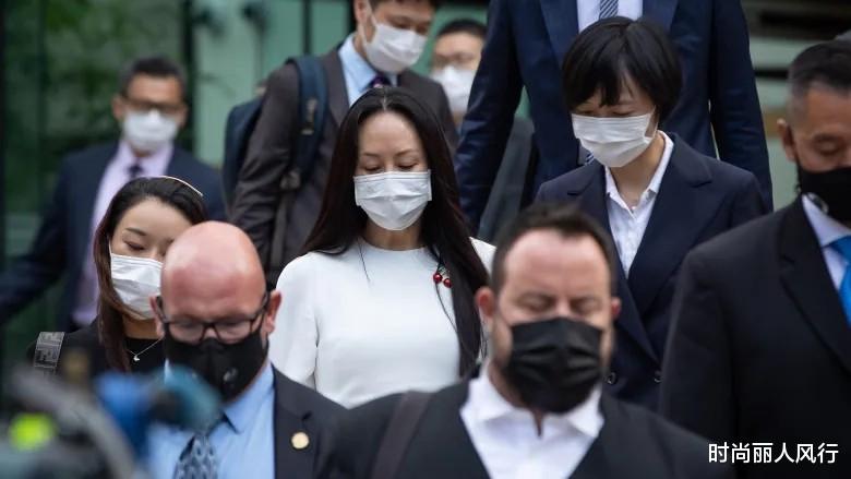 时尚丽人风行|孟晚舟的樱桃胸针火了！新露面穿小白裙心情大好，手贴胶布受苦了