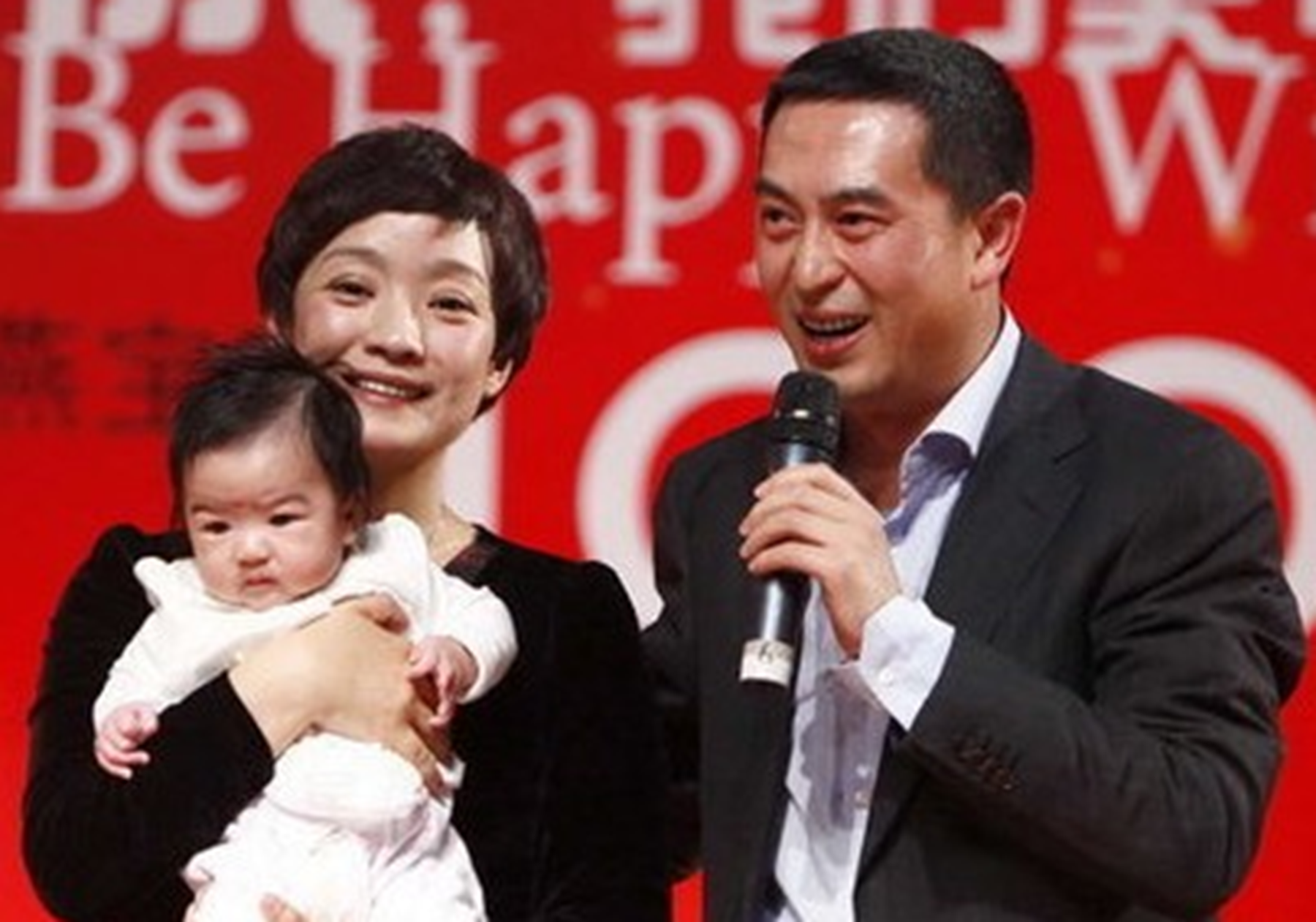 张嘉益|和富豪老公离婚后，她携24亿嫁给二婚张嘉译，51岁被宠成公主