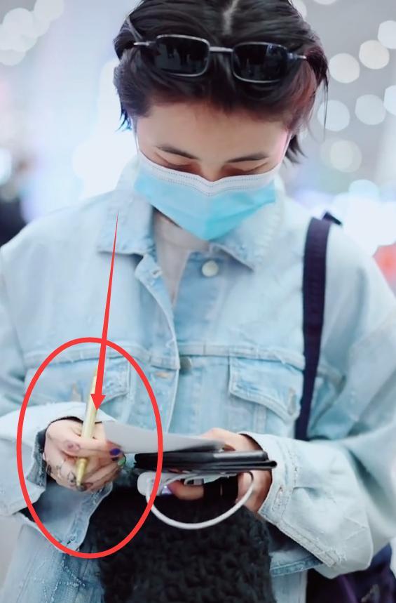 张子枫|张子枫机场给粉丝签名，手上纹身成亮点，看清图案：你才19啊