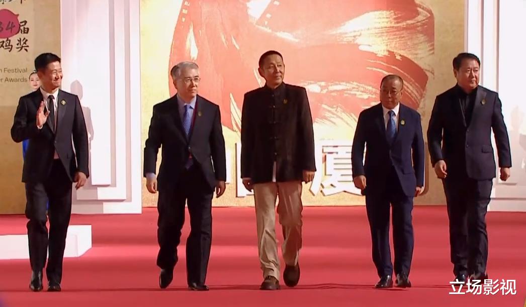 张译|34届金鸡红毯，张译紧张到搓衣角，青年演员蹲下为陈道明“让镜”