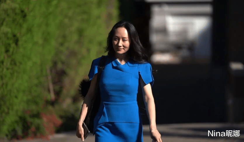 Nina昵娜|孟晚舟心疼真好！穿小黑裙戴蜻蜓胸针打扮精致，挽律师手笑得合不拢嘴