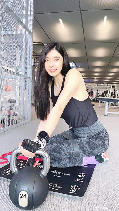 全球时尚号|“冷月女神”周韦彤真敢穿,西装配连体裤凹造型,超模身材抢镜