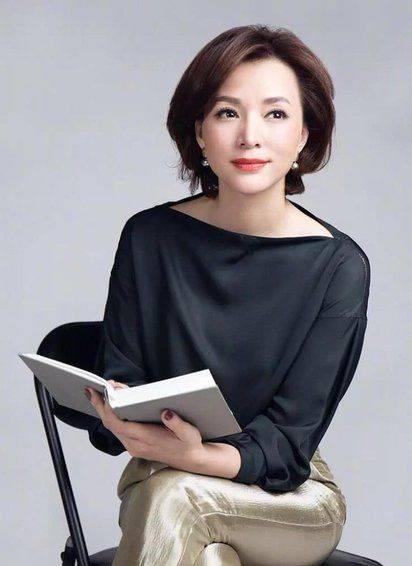 春晚|董卿和春晚舞台无缘，彻底告别，含泪说出原因：不是我想放弃的！