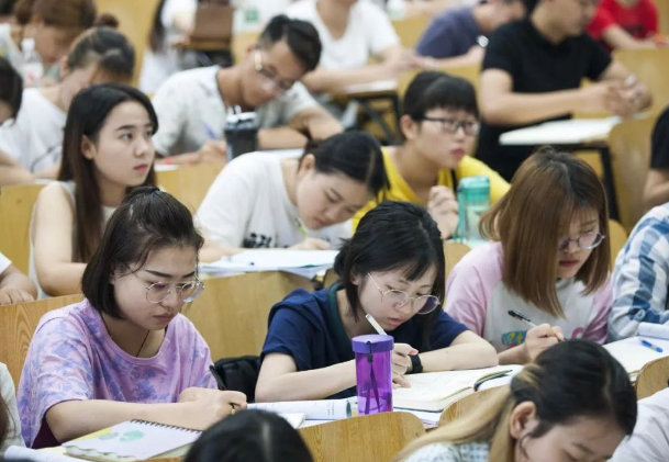 安妈育儿日|大一新生开学在即，准大学生因生活费与父母争吵：3500根本没法活