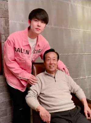 郭德纲|王惠探望恩师，合影时郭德纲夫妇礼貌性弯腰，张云雷则严肃恭敬