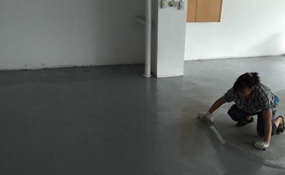 房子不要贴瓷砖了，直接铺水泥省钱又好看，难怪有钱人都喜欢
