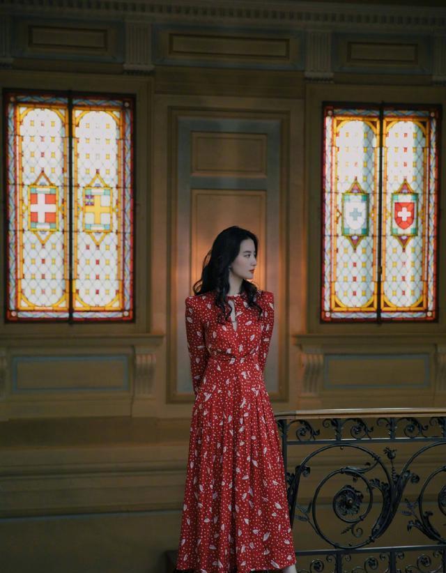 刘亦菲|刘亦菲太美了，穿蓝色薄纱裙美若天仙，真不愧是神仙姐姐！