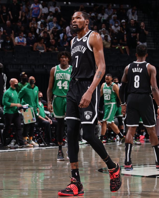 凯文·杜兰特|747天再轰季后赛30+!杜兰特32分创三大纪录:垫脚塔图姆引争议