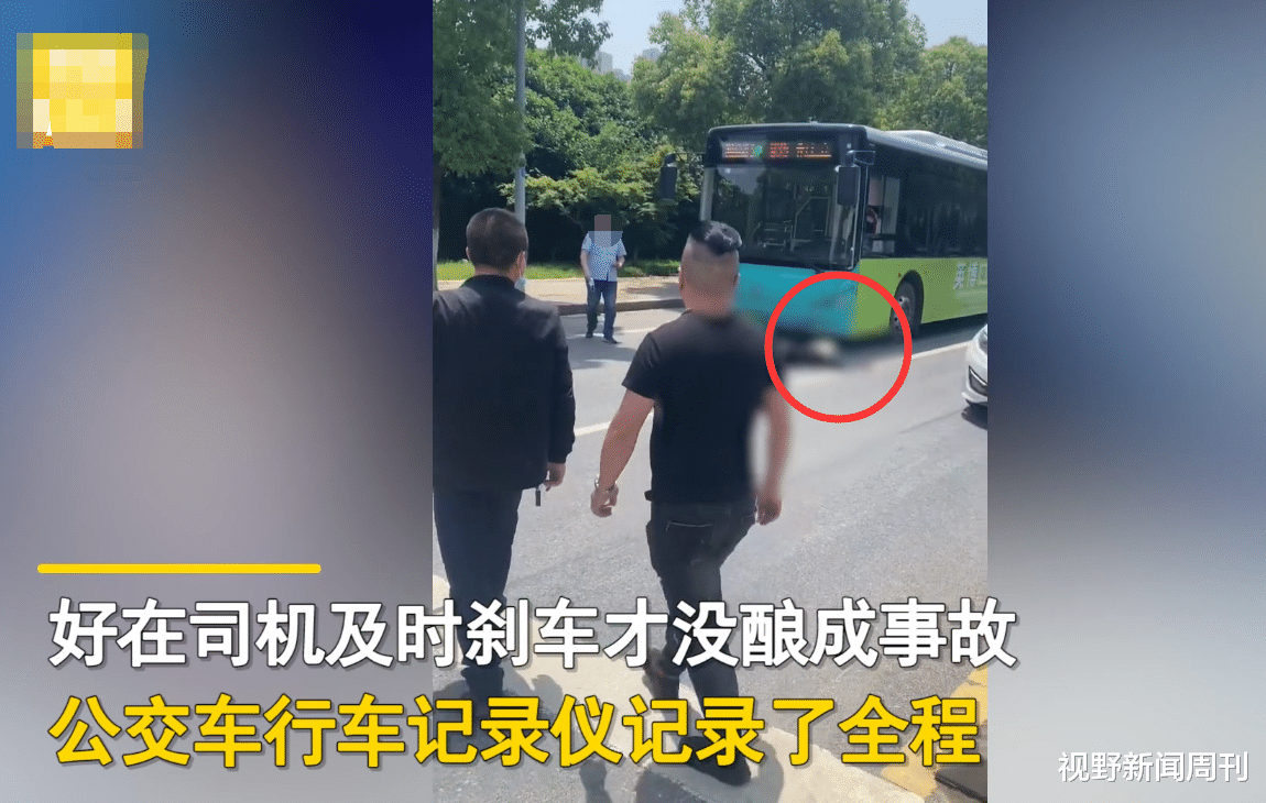 视野新闻周刊 “要死一起死,无所谓!”江苏一对情侣吵架,男子将女友推向公交车,回应更让人愤怒