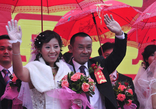 历史潮河 汶川地震，丈夫骑摩托车把“亡妻”背回家，半年后却遭人痛骂