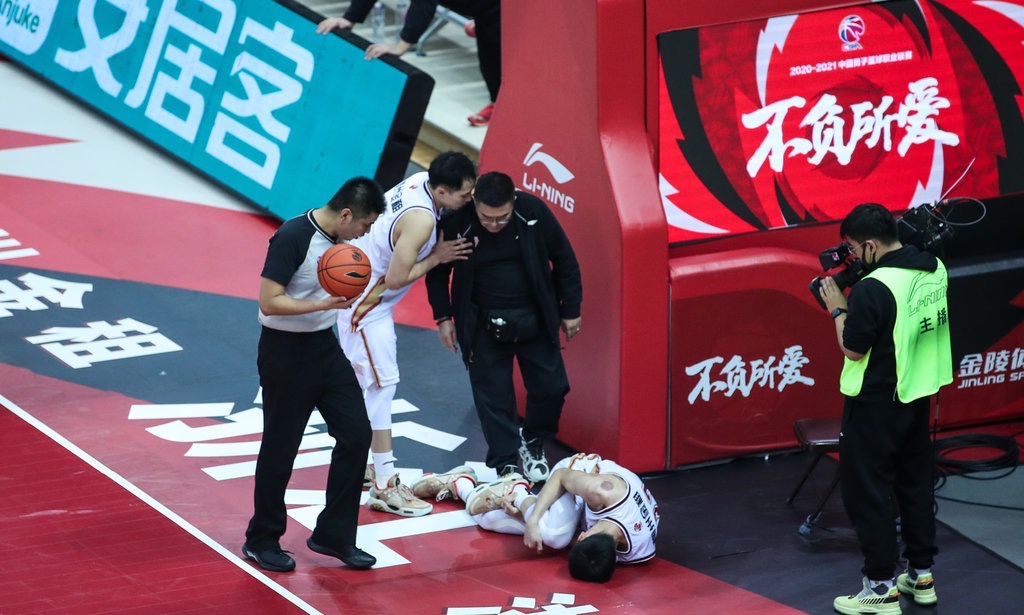 馬尚|祈禱！馬尚被擔(dān)架抬上救護(hù)車，跟腱纏冰袋毛巾捂住頭，朱芳雨陪同