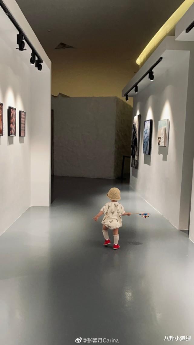 lisa|张馨月带女儿看画展，一岁格格已可独立行走，姿势超可爱