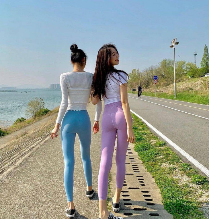 老丁谈游戏 苏州27岁美女背影照圈粉，身材完美，双腿修长，笑容超治愈