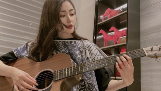 |张天爱晒出自己的家，家里用水管架晾衣服，装修和摆设太简单了吧