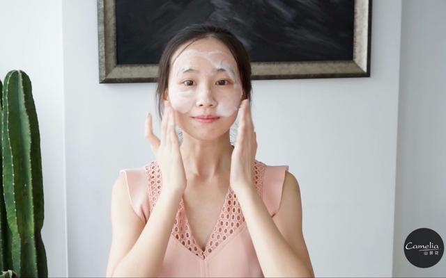 洗面奶 早晨洗脸时，需要用洗面奶吗？很多人都做错了，难怪皮肤总是不好