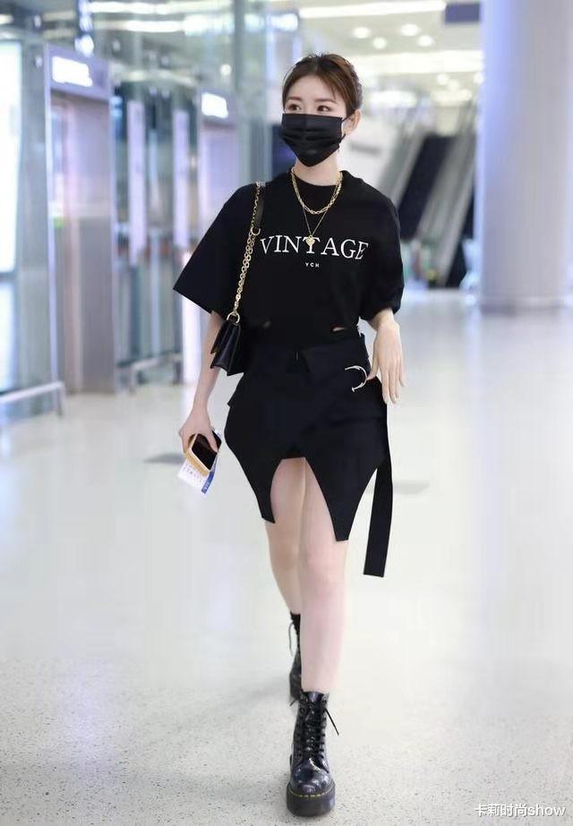 卡莉时尚show|毛晓彤越来越有“女团味”了，极简一身黑也能穿得这么潮，够排面