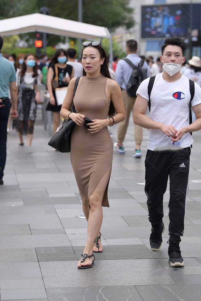 连衣裙|身着深咖喱色针织连衣裙，走在街上，优雅自信