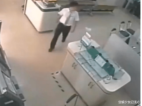 歹徒抢劫银行只为2万块,抢到客户的钱又还回去,称不拿老人的钱
