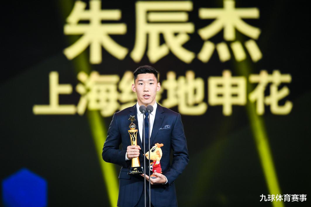 朱辰杰|李铁真有眼光！坚决要把国足后防核心交给他，如今收获巨大回报