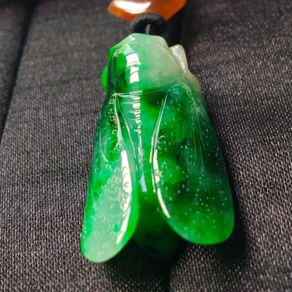 翡翠|藓加绿翡翠和干青种翡翠，哪个价值更高？