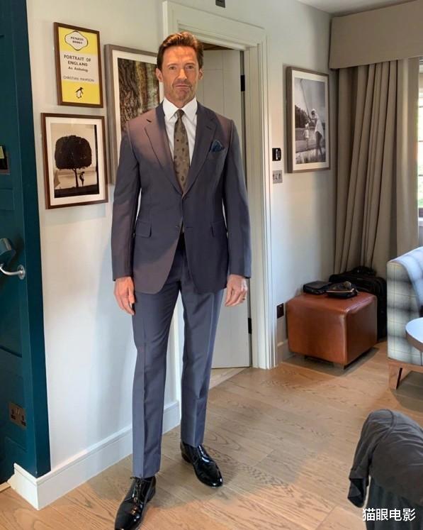 金刚狼|52岁休杰克曼新片首映，穿西装跪在3个美女面前，金刚狼好霸气