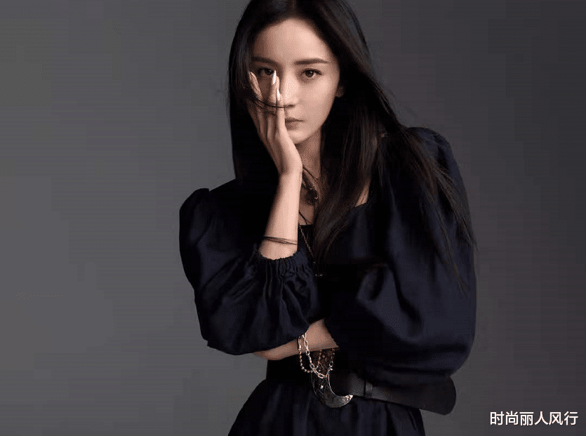 杨幂|杨幂最新大片曝光！穿黑丝花式秀美腿性感又撩人，黑直长发型超美