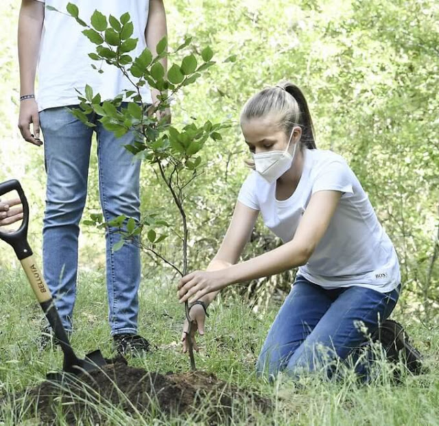 全球时尚风行|西班牙索菲亚公主比姐姐敢穿！同穿T恤牛仔裤，妹妹破洞裤抢镜啦