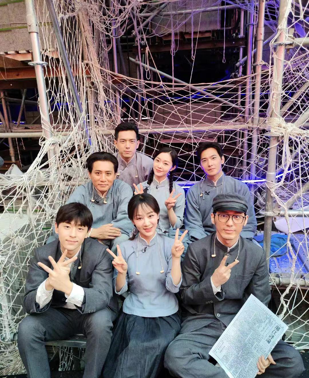 MARRY|参加央视演出期间，邓伦和杨紫坐在一起玩自拍，网友：好配
