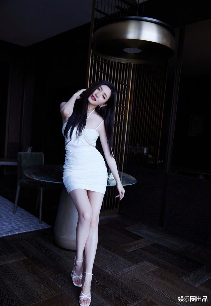 刘芸|江疏影在室内拍大片真招摇，穿衣不惧显身材，从头美到脚