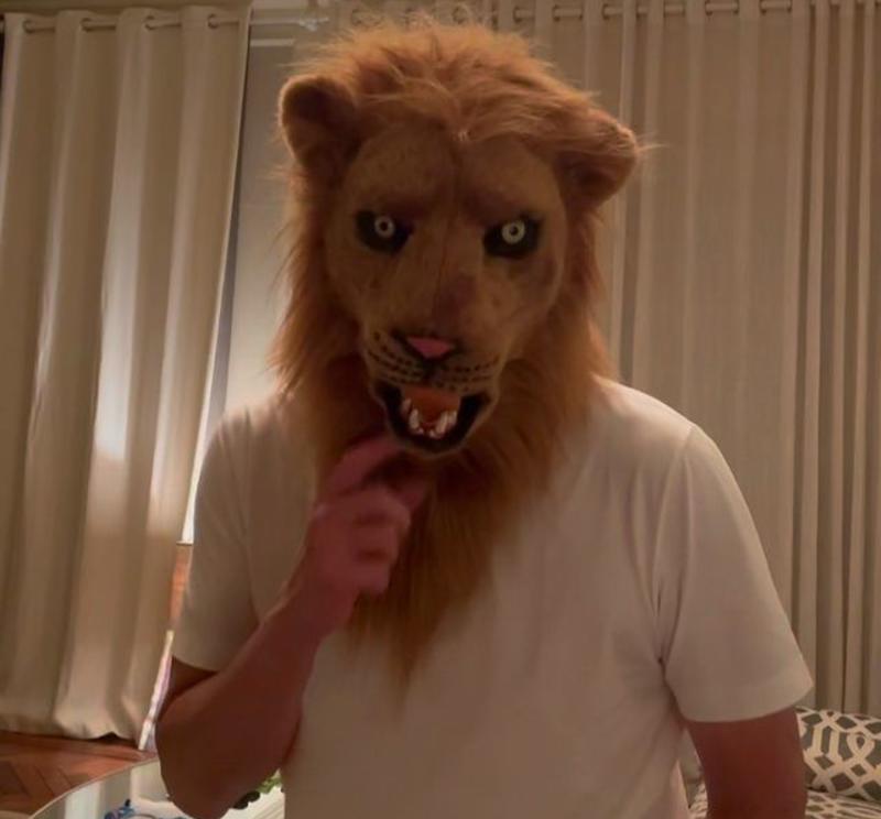 高贤廷|被豪门“放逐”，高贤廷五十岁演戏忙，留在夫家的儿女只知继母好