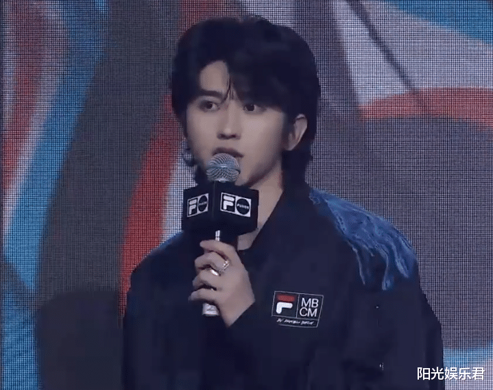 香港小姐|蔡徐坤参加品牌直播，离开了工作室的PS效果，这发量真实了