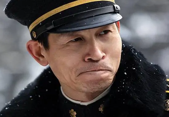 悬崖之上|《悬崖之上》张宪臣为什么不在白车上自杀反而暴露小兰暗号？