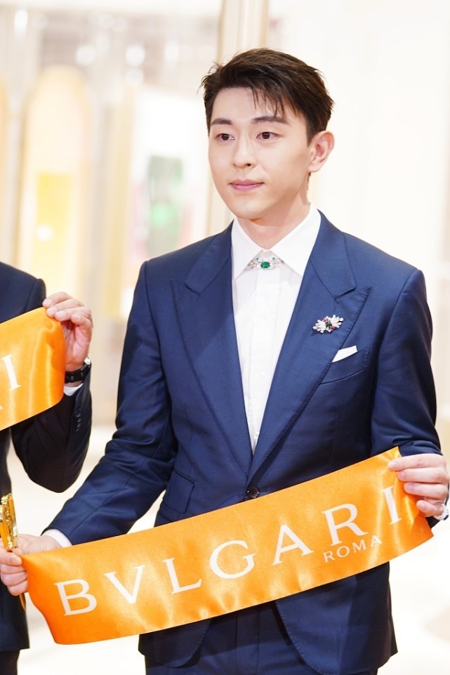 白小白的衣橱|邓伦真是天生的“衣架子”，穿上西装太有型了，满满的商务范儿