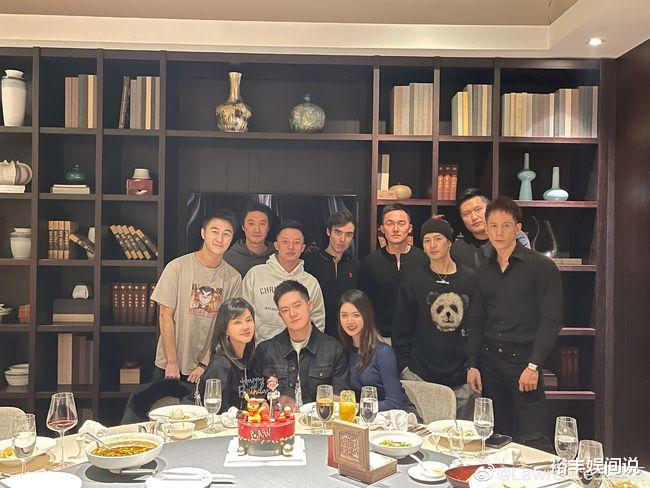 何猷君|何猷君晒“隔辈亲”画面，四太梁安琪怀抱俩孙辈，眼中满是疼爱