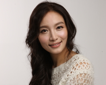 李敏英|美过宋慧乔，被丈夫砍断手指踢至流产，结婚13天离婚，45岁仍单身