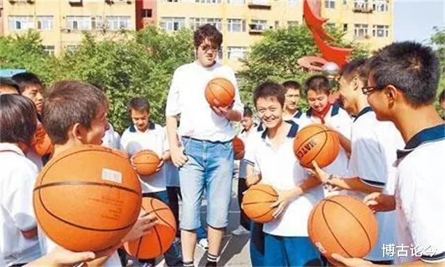 张欢|亚洲巨人张欢身高2.38米，与女星、网红传绯闻，35岁发愁没有女友