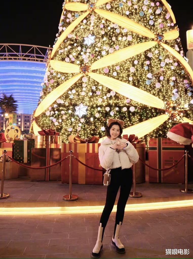 毛晓彤|33岁毛晓彤大长腿抢镜，撅嘴卖萌太可爱，网友：姐姐漂亮疯了