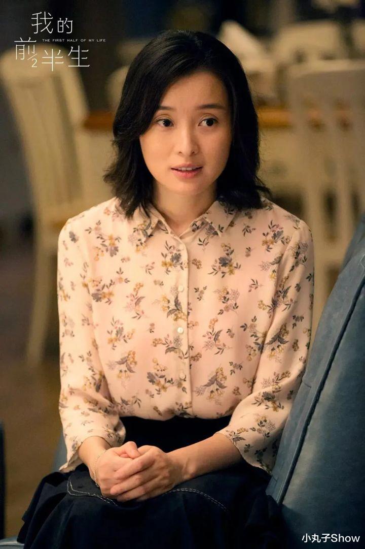 吴越|42岁吴越不再保守，黑色礼服裙秀牛奶肌，曾是蒋勤勤老公前女友