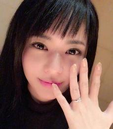 苍井空|37岁苍井空罕晒自拍！抿嘴微笑难掩妩媚，皮肤紧致灰紫发色抢镜