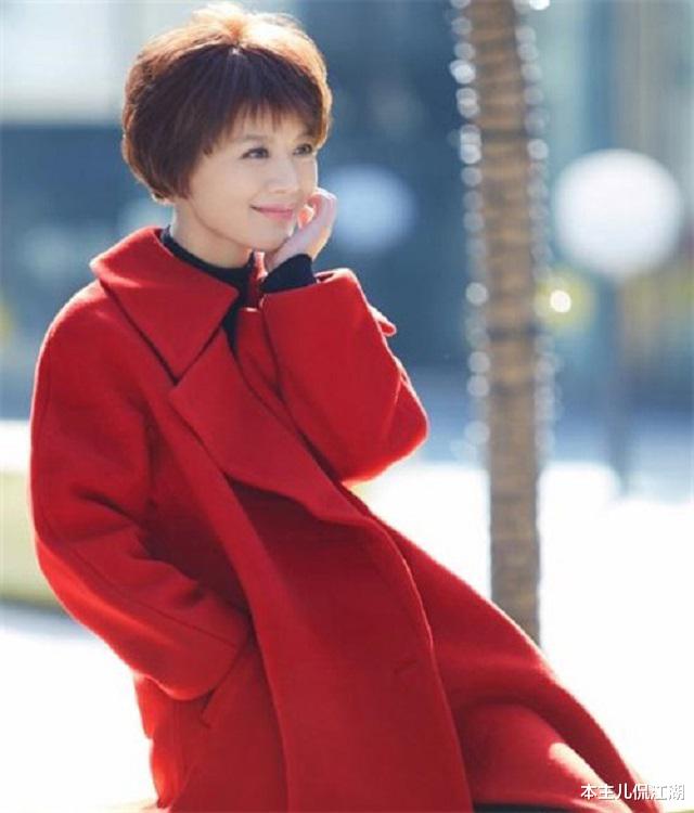 傅程鹏|22岁嫁傅程鹏，结婚19年被出轨，45岁一个人带孩子，后悔丈夫走红