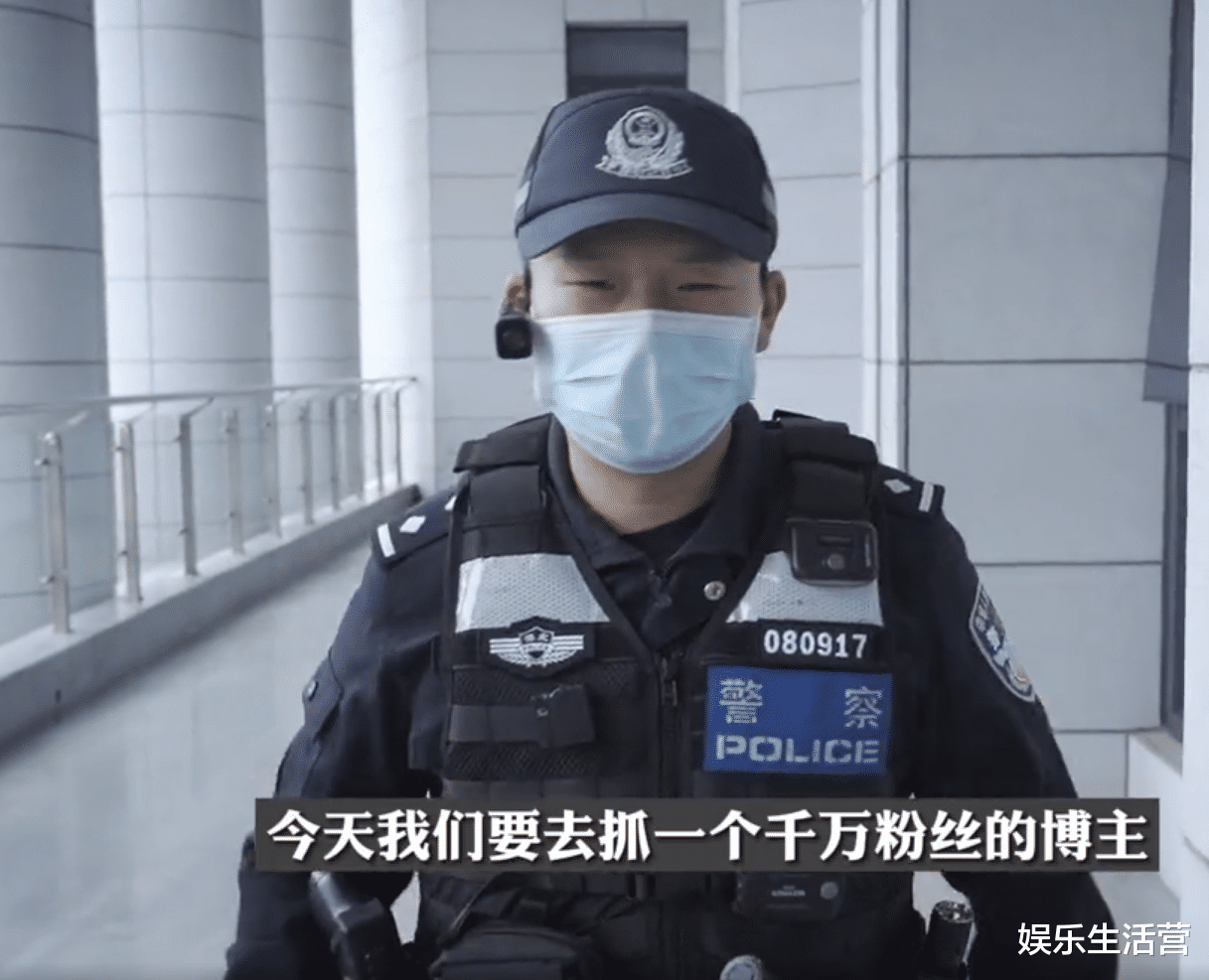 千万粉网红被警察抓捕?跟老太要身份证号还拍照,看到最后才明白