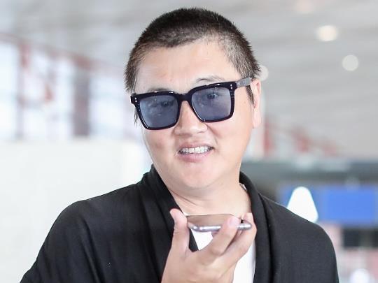 孙楠|51岁孙楠大变样？穿衣打扮走韩范道路，瓜子脸尖下巴太抢镜