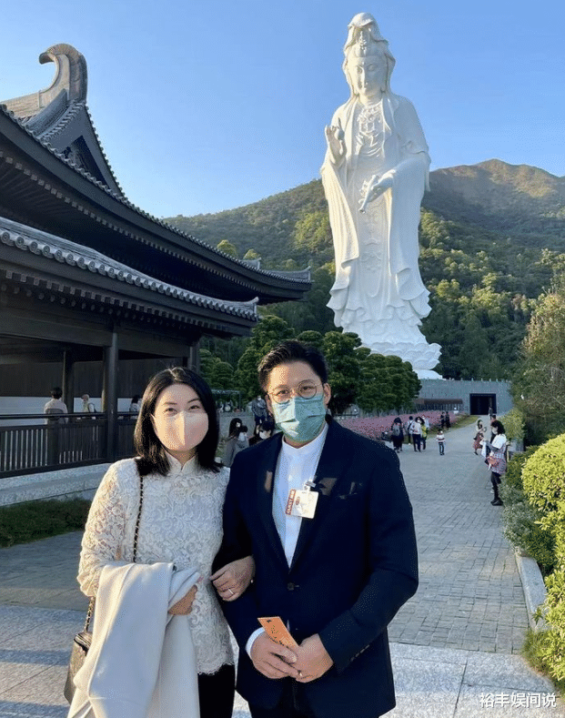 霍启刚|郭晶晶花样庆结婚九周年，白天挽手逛寺庙，晚上相互依偎看音乐会