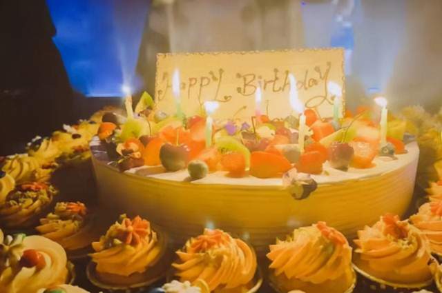 辛芷蕾|王思聪三亚庆祝34岁生日，排场比往年低调很多，五位美女环绕四周