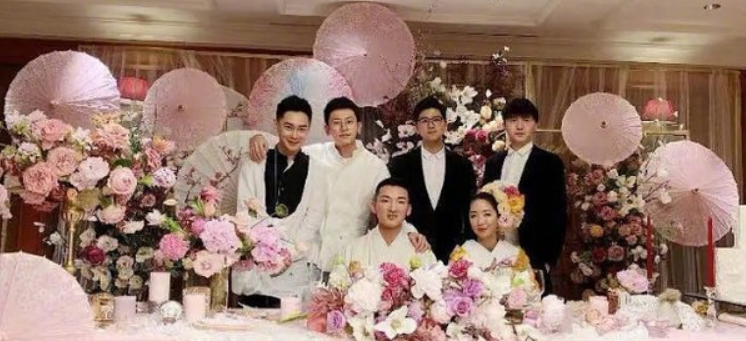 感觉会火|参观靖国神社,同前日本首相儿子合影:张哲瀚的背景,细思极恐