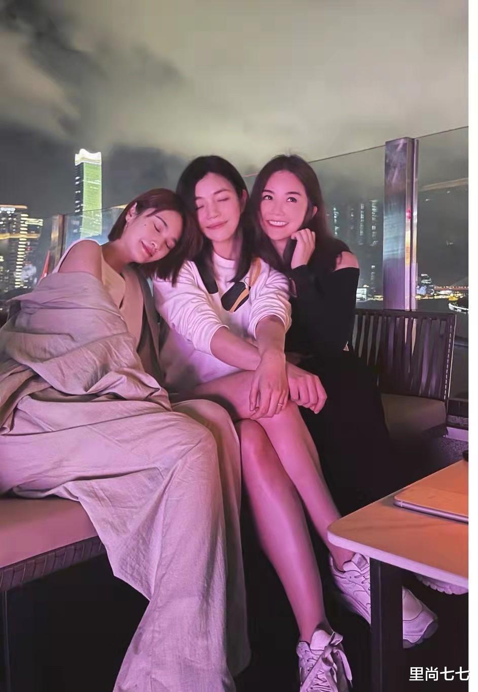 里尚七七|陈妍希现身姐妹聚会,居C位秀大腿打扮最心机,阿sa意外最甜美