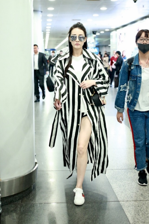 迪丽热巴|迪丽热巴的身材谁不爱?穿条纹衫凹出小细腿,重点是又长又没赘肉