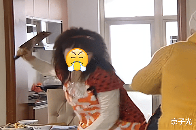 江西一女子泄愤砍伤情夫之后,遭丈夫拔刀相向:我们也该有个了结