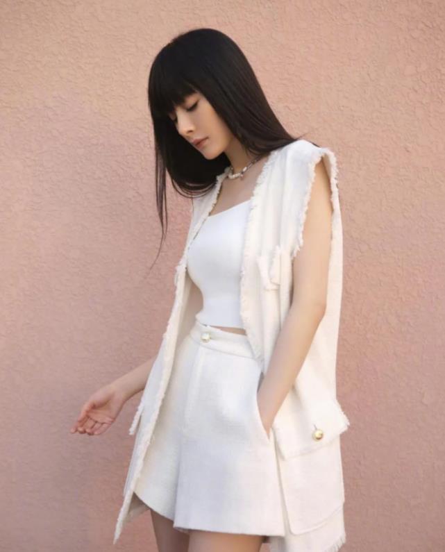 杨幂|杨幂为遮发际线,重现复古“非主流”发型,不料效果太减龄