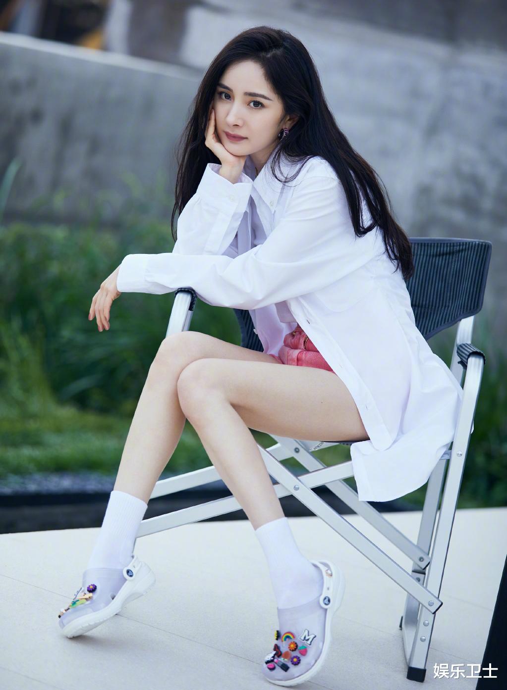 杨幂|诗幂撒糖！杨幂晒看展九宫格美照，模仿刘诗诗拍照姿势，手臂上贴纸好漂亮